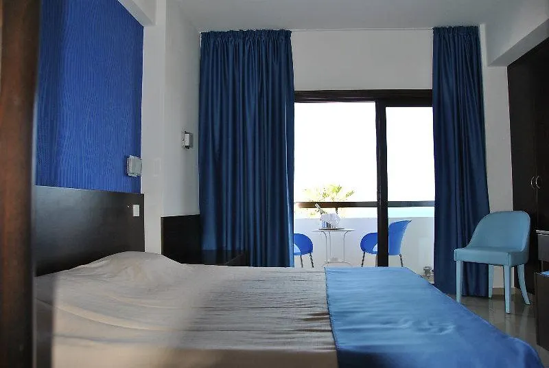 Les Palmiers Beach Boutique Hotel & Luxury Apartments Larnaca 2*,